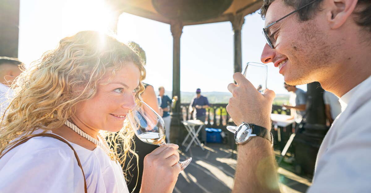 Degustation de vin en plein air lors des Soirees de Decouverte de l'Oenologie a Marsat